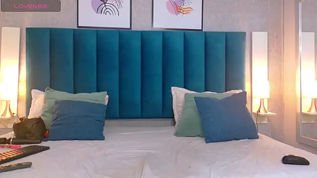 CheneellLorens online show from March 6, 2025, 7:43 pm