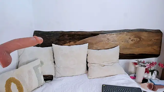 Abrilqueen online show from September 30, 2025, 2:05 am