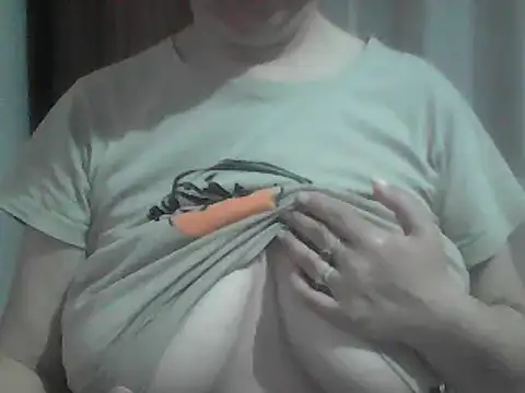 Snapshot of AnaXBerry chatting on May 21, 2026, 6:37 pm AnaXBerry online show from May 21, 2026, 6:37 pm