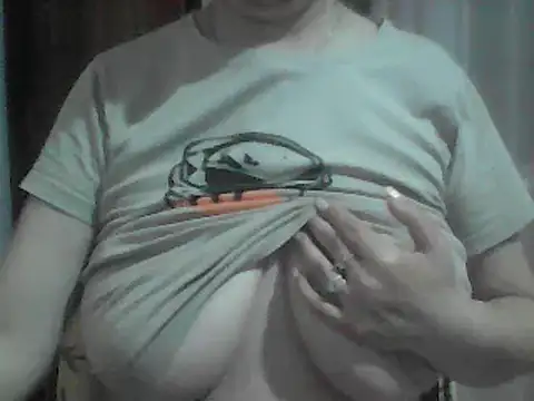 Snapshot of AnaXBerry chatting on May 25, 2026, 6:47 pm AnaXBerry online show from May 25, 2026, 6:47 pm
