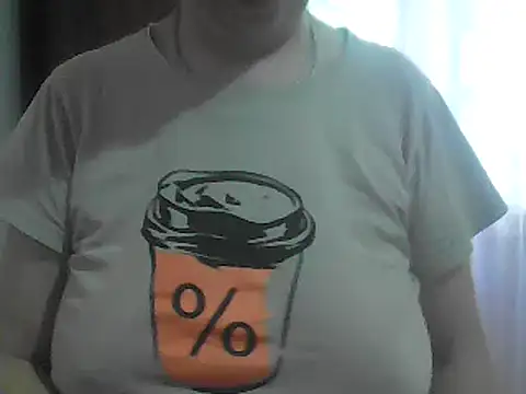 Snapshot of AnaXBerry chatting on June 5, 2026, 6:42 am AnaXBerry online show from June 5, 2026, 6:42 am