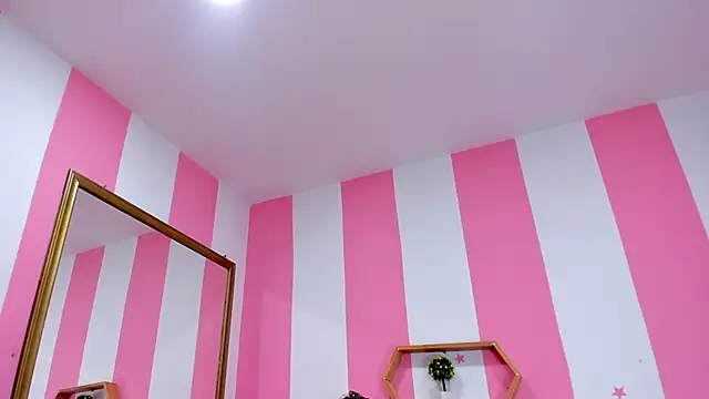 ISABELLA 020 online show from October 17, 2025, 1:03 pm