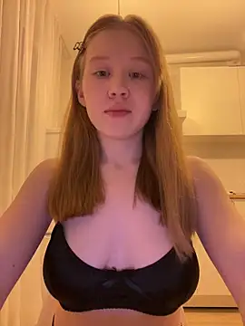 Snapshot of Eva_Weyne chatting on May 5, 2026, 8:39 pm Eva Weyne online show from May 5, 2026, 8:39 pm