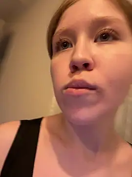 Snapshot of Eva_Weyne chatting on June 17, 2026, 7:37 pm Eva Weyne online show from June 17, 2026, 7:37 pm
