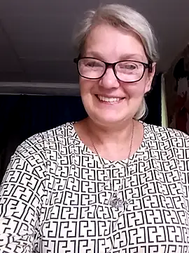 Snapshot of irinamaux chatting on July 9, 2026, 8:29 am irinamaux online show from July 9, 2026, 8:29 am