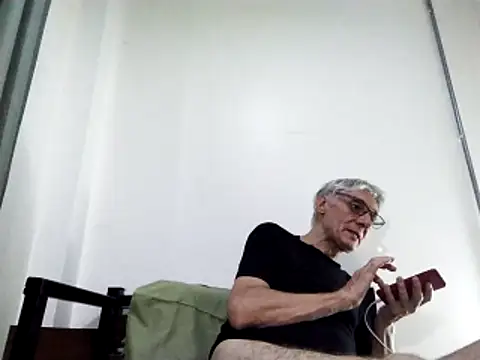 Snapshot of BIGUNCUTHARDCOCK chatting on March 9, 2025, 2:43 pm BIGUNCUTHARDCOCK online show from March 9, 2025, 2:43 pm