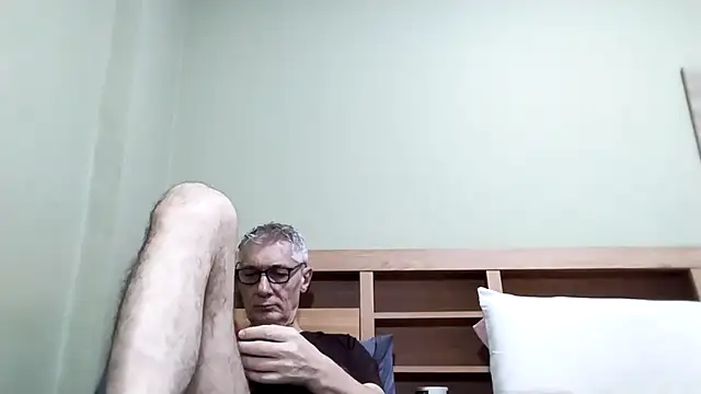 Snapshot of BIGUNCUTHARDCOCK chatting on October 6, 2025, 12:52 am BIGUNCUTHARDCOCK online show from October 6, 2025, 12:52 am