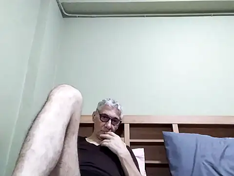 Snapshot of BIGUNCUTHARDCOCK chatting on October 8, 2025, 1:53 pm BIGUNCUTHARDCOCK online show from October 8, 2025, 1:53 pm
