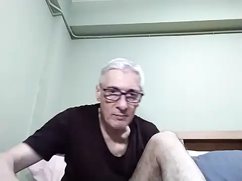 Snapshot of BIGUNCUTHARDCOCK chatting on October 9, 2025, 5:05 am BIGUNCUTHARDCOCK online show from October 9, 2025, 5:05 am