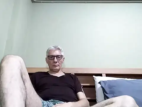 Snapshot of BIGUNCUTHARDCOCK chatting on October 15, 2025, 2:28 pm BIGUNCUTHARDCOCK online show from October 15, 2025, 2:28 pm
