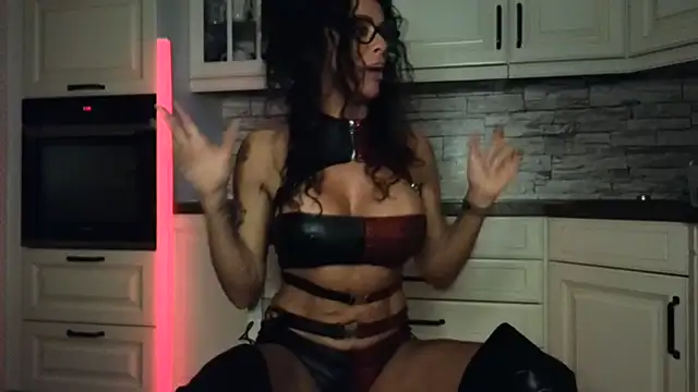 Snapshot of Misses-Cougar chatting on February 27, 2025, 6:29 am Misses-Cougar online show from February 27, 2025, 6:29 am