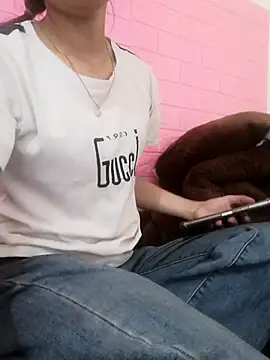 Snapshot of -Almira- chatting on September 24, 2025, 2:37 am -Almira- online show from September 24, 2025, 2:37 am