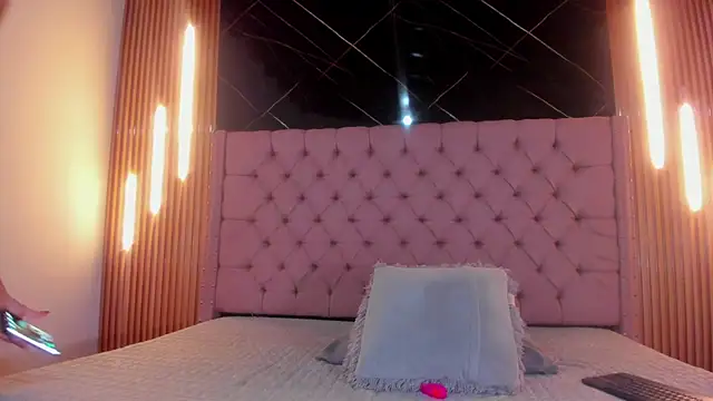 Snapshot of AinaPink chatting on April 2, 2026, 10:35 am AinaPink online show from April 2, 2026, 10:35 am