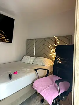 kellya  online show from October 31, 2025, 11:17 pm