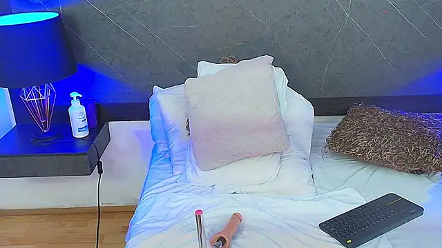 charlottebrowns  online show from February 20, 2025, 6:46 pm