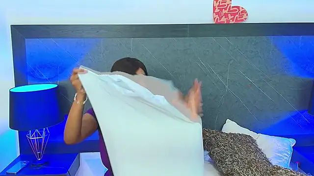 charlottebrowns  online show from February 21, 2025, 12:06 pm