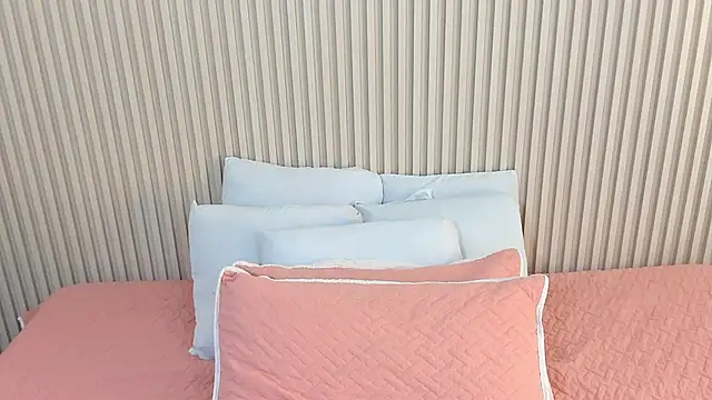 charlottebrowns  online show from December 1, 2025, 12:21 pm