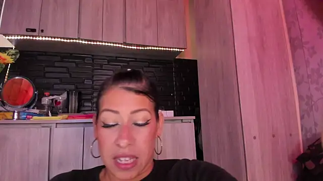 LaureenHills online show from November 13, 2025, 10:19 pm