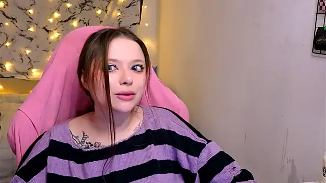 Snapshot of me__hanna chatting on February 12, 2025, 11:30 pm me  hanna online show from February 12, 2025, 11:30 pm