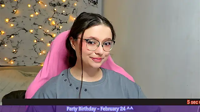 Snapshot of me__hanna chatting on February 23, 2025, 9:05 pm me  hanna online show from February 23, 2025, 9:05 pm