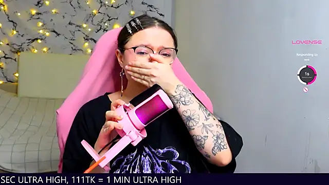 Snapshot of me__hanna chatting on March 4, 2025, 11:32 pm me  hanna online show from March 4, 2025, 11:32 pm