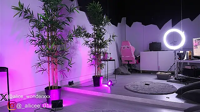 VanessaSimon online show from March 19, 2025, 6:03 am