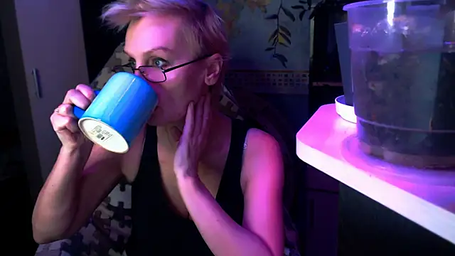 HelgaHimmell online show from April 6, 2026, 9:49 pm