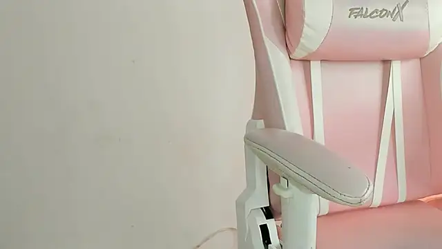 Snapshot of YenniferCurly chatting on January 4, 2025, 12:38 pm YenniferCurly online show from January 4, 2025, 12:38 pm