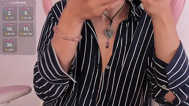 Snapshot of YenniferCurly chatting on January 5, 2025, 12:42 pm YenniferCurly online show from January 5, 2025, 12:42 pm