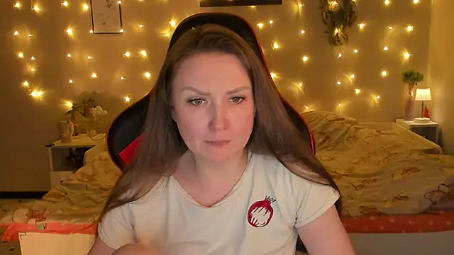 desperatehousewife   online show from May 16, 2026, 7:12 pm