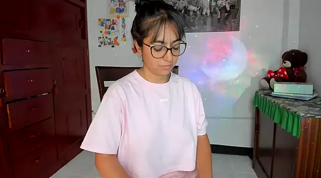 Isabellaa22 1 online show from February 6, 2025, 3:09 pm