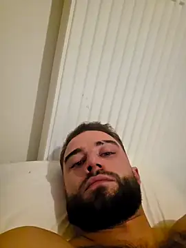 Snapshot of Vekie_007 chatting on November 25, 2025, 12:10 am Vekie 007 online show from November 25, 2025, 12:10 am