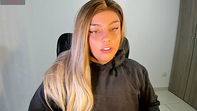 Snapshot of Fieryfenixx chatting on January 8, 2025, 4:44 am Fieryfenixx online show from January 8, 2025, 4:44 am