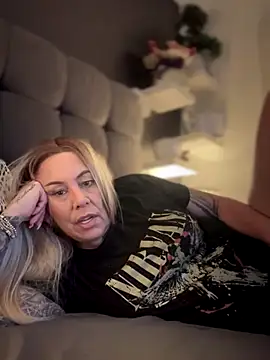 Snapshot of blondebitch2 chatting on November 14, 2025, 9:41 am blondebitch2 online show from November 14, 2025, 9:41 am