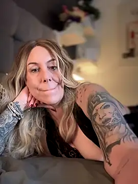 Snapshot of blondebitch2 chatting on November 18, 2025, 10:31 am blondebitch2 online show from November 18, 2025, 10:31 am