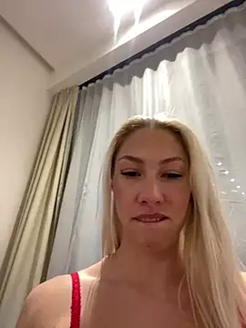 LuisaBecker online show from December 26, 2024, 4:14 pm