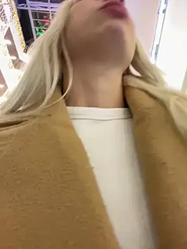 LuisaBecker online show from December 29, 2024, 3:46 pm