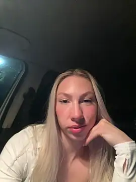 LuisaBecker online show from February 16, 2025, 6:32 pm