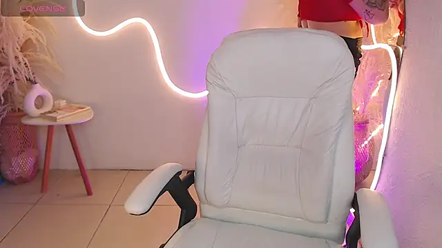 Snapshot of ViolettaHotLatin_ chatting on September 20, 2025, 12:39 pm ViolettaHotLatin online show from September 20, 2025, 12:39 pm