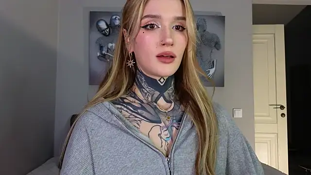 Snapshot of SophieInkk chatting on October 8, 2025, 11:35 pm SophieInkk online show from October 8, 2025, 11:35 pm