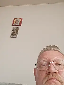 Snapshot of Pol1074 chatting on June 10, 2026, 2:05 pm Pol1074 online show from June 10, 2026, 2:05 pm