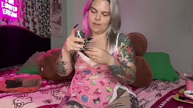 Snapshot of CherryBombBomb chatting on June 14, 2026, 5:20 am CherryBombBomb online show from June 14, 2026, 5:20 am