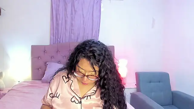 Latinabombsheell online show from March 18, 2026, 6:22 pm