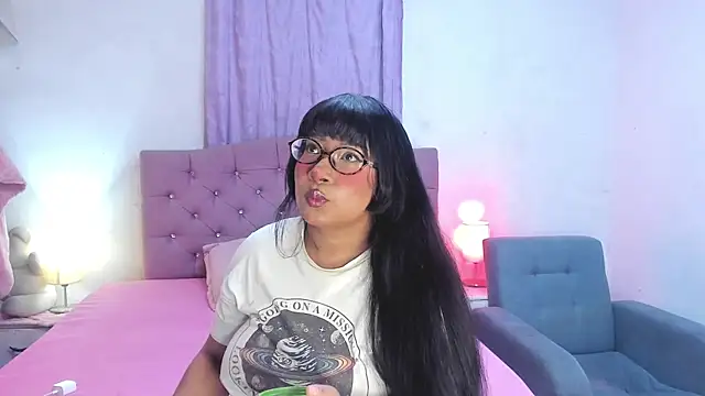 Snapshot of Latinabombsheell chatting on June 3, 2026, 7:33 am Latinabombsheell online show from June 3, 2026, 7:33 am