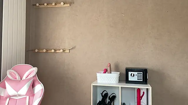 lucie mehott online show from November 10, 2025, 10:14 am