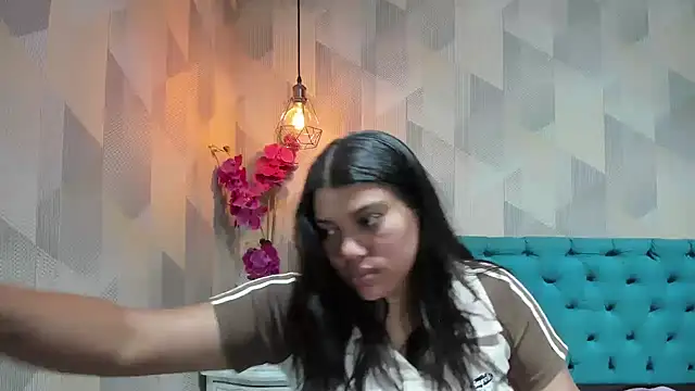 Snapshot of LindaBreeS chatting on April 18, 2026, 4:33 pm LindaBreeS online show from April 18, 2026, 4:33 pm