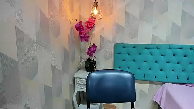 LindaBreeS online show from June 17, 2026, 1:34 pm