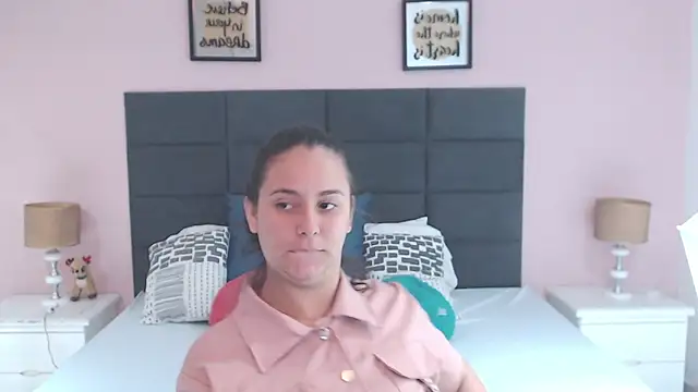 MadisonJenner online show from December 30, 2024, 1:14 pm