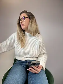 HotXMom online show from February 4, 2025, 7:40 am