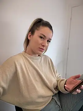 HotXMom online show from February 21, 2025, 4:51 am